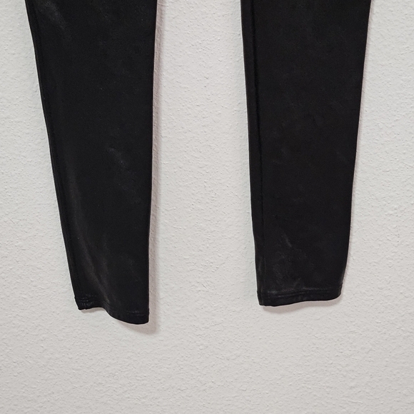 Spanx faux leather like leggings size medium - Picture 10 of 16